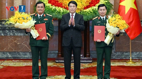 Chủ tịch nước trao quyết định thăng quân hàm Thượng tướng cho hai sỹ quan cao cấp Bộ Quốc phòng