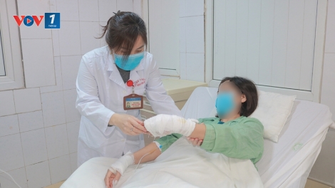 Bệnh viện E: Cấp cứu bệnh nhân bị bỏng nặng do sử dụng hóa chất thông bồn cầu phát nổ