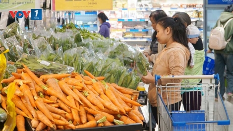 - Giá thực phẩm biến động, người tiêu dùng tính toán chi tiêu
