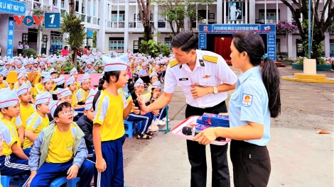 Lan tỏa tình yêu Quân đội, biển đảo đến hơn 4.000 thầy cô và học sinh Khánh Hòa