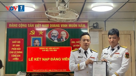 Thiêng liêng Lễ kết nạp Đảng viên mới giữa biển khơi