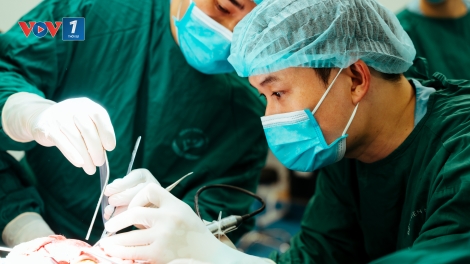 Bé gái 5 tháng tuổi biến dạng hộp sọ bẩm sinh được phẫu thuật ít xâm lấn