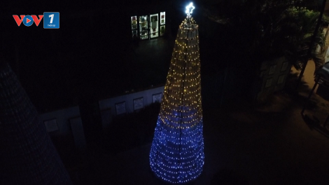 Những cây thông Noel từ rác thải nhựa thắp sáng thông điệp xanh giữa lòng Accra
