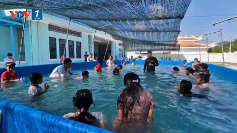 Cần Thơ: Thiết thực từ lớp dạy bơi cho trẻ em ở vùng nông thôn