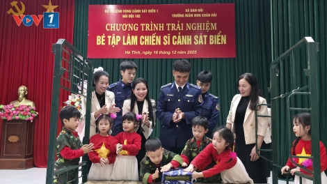 Hải đội 102 tổ chức chương trình trải nghiệm “Bé tập làm chiến sĩ Cảnh sát biển”