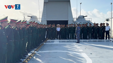 Học viên Trường sĩ quan Lục quân 2 nghiên cứu thực tế tại Lữ đoàn tàu mặt nước chiến đấu hiện đại