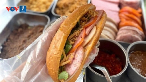 Bộ Y tế yêu cầu điều tra vụ nhiều người nghi ngộ độc sau ăn bánh mì ở TP Hồ Chí Minh