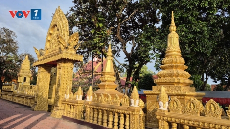 Lớp học dưới mái chùa Kmer