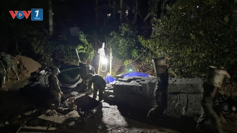 "Chiến dịch Quang Trung": Bộ đội xuyên mưa, xuyên đêm dựng lại nhà giúp nhân dân vùng lũ