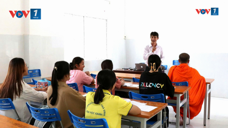Hành trình từ cậu bé bỏ học đến Tiến sĩ văn học của người con dân tộc Khmer