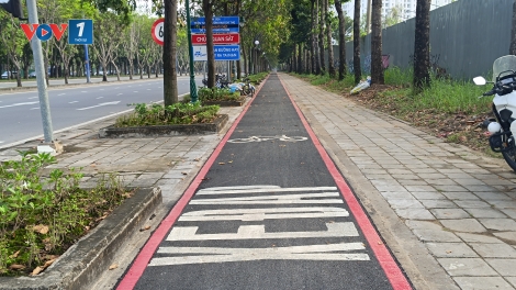 Tuần đầu vận hành làn riêng xe đạp ở TP.HCM: Vắng người đạp, xe máy "mượn" đường
