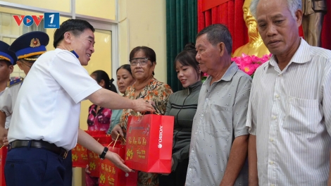 Ngày đầu chuyến tuần tra IUU: Cảnh sát biển chúc Tết đảo Thổ Chu