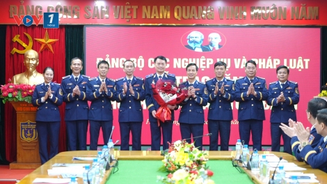 Thiếu tướng Lương Đình Hưng vinh dự nhận Huy hiệu 30 năm tuổi Đảng
