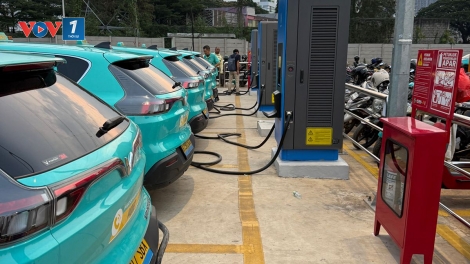 Indonesia: Mưa lớn ở Jakarta gây ngập làm tê liệt hệ thống trạm sạc xe điện