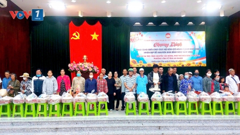 Bàn giao nhà đại đoàn kết và tặng quà cho hộ nghèo phường Tịnh Biên, An Giang