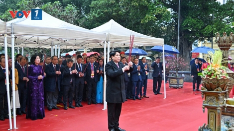 Chủ tịch nước Lương Cường cùng đại biểu kiều bào dâng hương tại Tượng đài Lý Thái Tổ