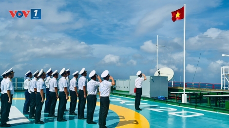 Nhà giàn DK1 chào cờ sáng đầu năm mới, sẵn sàng chiến đấu cao