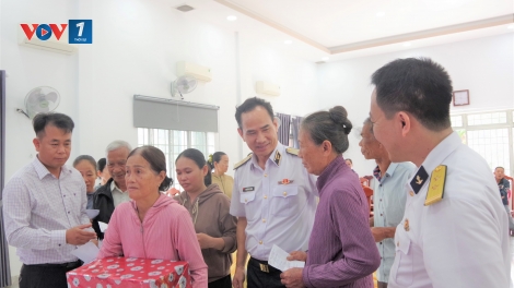 Học viện Hải quân thăm, tặng quà gia đình chính sách và các hộ dân bị ảnh hưởng thiên tai