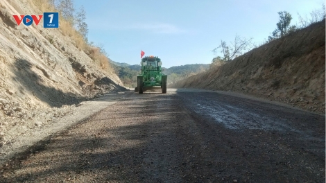 Các phương tiện lưu thông bình thường qua đèo Đại Ninh trên Quốc lộ 28B