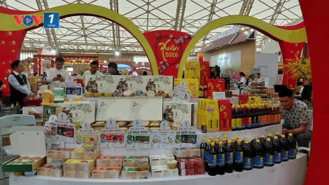 Niềm vui sum vầy cùng nhân dân đón Tết tại hội chợ mùa Xuân