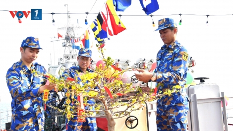 Sắc Xuân trên boong tàu giữa Ấn Độ Dương