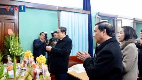 Chủ tịch Quốc hội Trần Thanh Mẫn dâng hương tưởng nhớ Chủ tịch Hồ Chí Minh tại Nhà 67