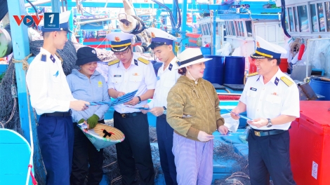 Học viện Hải quân mang Tết ấm áp đến với ngư dân và Nhân dân Đắk Lắk