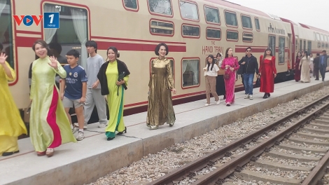 Du xuân đầu năm trên chuyến tàu 5 cửa ô: Hành trình đánh thức ký ức Hà Nội
