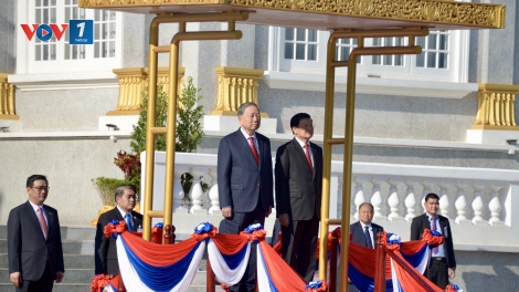 Tổng Bí thư, Chủ tịch nước Lào Thongloun Sisoulith chủ trì lễ đón trọng thể Tổng Bí thư Tô Lâm