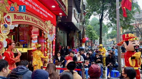Ngày vía Thần Tài: Người dân đội mưa xếp hàng từ sáng sớm để mua vàng