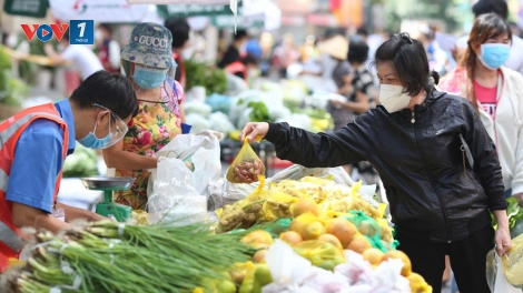 Nguồn cung dồi dào, giá cả ổn định trong ngày mùng 3 Tết Bính Ngọ 2026