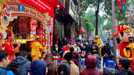 Ngày vía Thần Tài: Người dân đội mưa xếp hàng từ sáng sớm để mua vàng