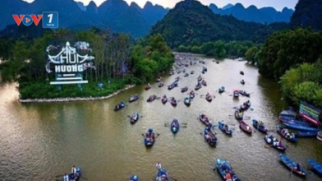 Kiên quyết 'nói không' với đò chở khách không mặc áo phao tại chùa Hương