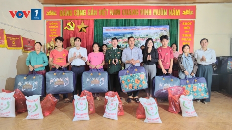 Hơn 5.000 suất quà Tết đến với đồng bào vùng biên Sơn La