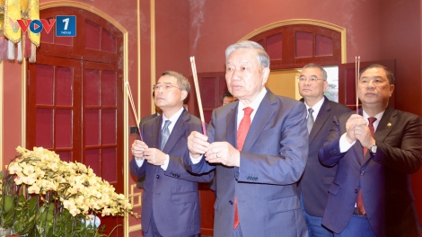 Lãnh đạo Đảng, Nhà nước, dâng hương tri ân các bậc tiên đế, tiên hiền có công với Đất nước