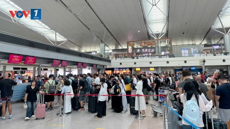 TP.HCM: Cửa ngõ phía Tây ùn ứ, sân bay nhà ga đông đúc