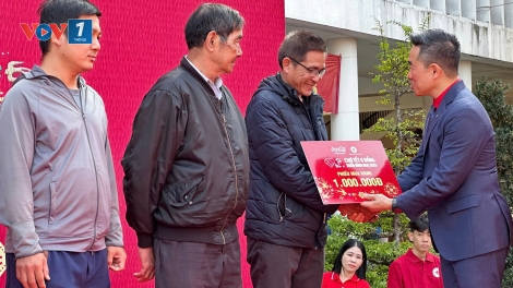 Chương trình “Tết nhân ái - Chợ Tết 0 đồng” trao quà tặng hộ nghèo tại Đà Nẵng