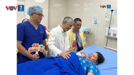 Đón công dân nhí đầu năm, Bệnh viện Từ Dũ tặng vàng may mắn