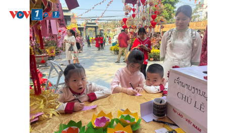 Người Việt tại Lào đi chùa lễ Phật, cầu bình an năm mới