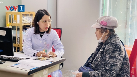 Chuyện về nữ bác sĩ tận tâm khám chữa bệnh cho người già