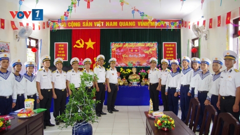 Trường Sa: Vui Xuân nơi đầu sóng, vững vàng tay súng đón Giao thừa