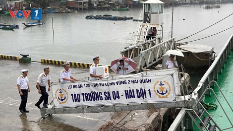 Vùng 2 Hải quân tổ chức bầu cử sớm tại bến và tiễn đoàn thực hiện nhiệm vụ bầu cử trên biển