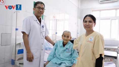 Phẫu thuật thay khớp háng bán phần cho cụ bà 106 tuổi