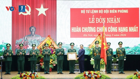 Phó Thủ tướng Bùi Thanh Sơn trao huân chương Chiến công hạng Nhất cho Bộ đội Biên phòng