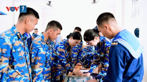 “Khâu áo chiến sĩ” – Phụ nữ Vùng 1 Hải quân đồng hành cùng chiến sĩ mới