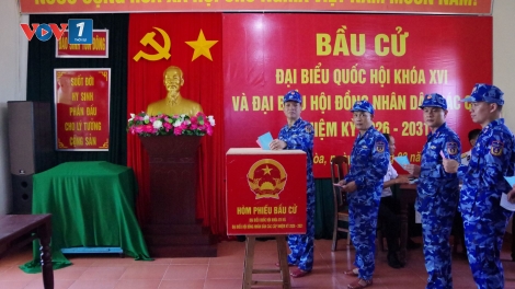 Cán bộ chiến sĩ Vùng Cảnh sát biển 2 thực hiện quyền bầu cử trên biển và đất liền