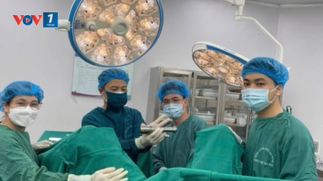 Can thiệp thành công bệnh nhân 15 tuổi có dị vật kim loại lớn phức tạp tại trực tràng