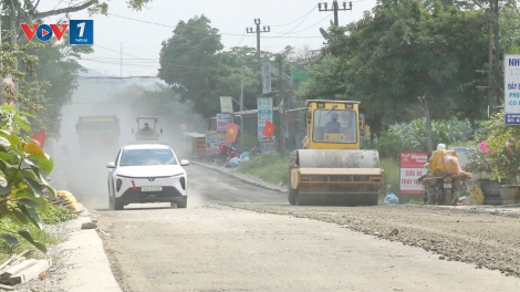Hơn 3 năm thi công, Quốc lộ 14E ngổn ngang, dân sống trong bụi và bất an