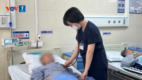 Nhờ người tiêm truyền tại nhà, hai bệnh nhân sốc phản vệ nguy hiểm