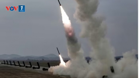 Ông Kim Jong Un giám sát vụ tập trận bằng hệ thống phóng tên lửa đa nòng
